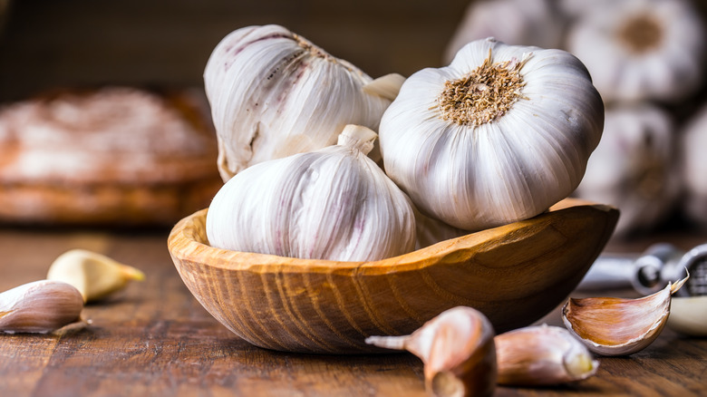 GARLIC: CULINARY USES AND HEALTH BENEFITS