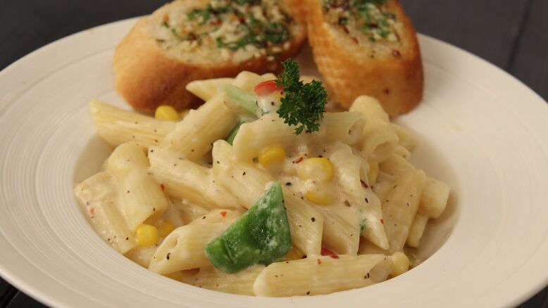 PASTA WITH GARLIC BREAD