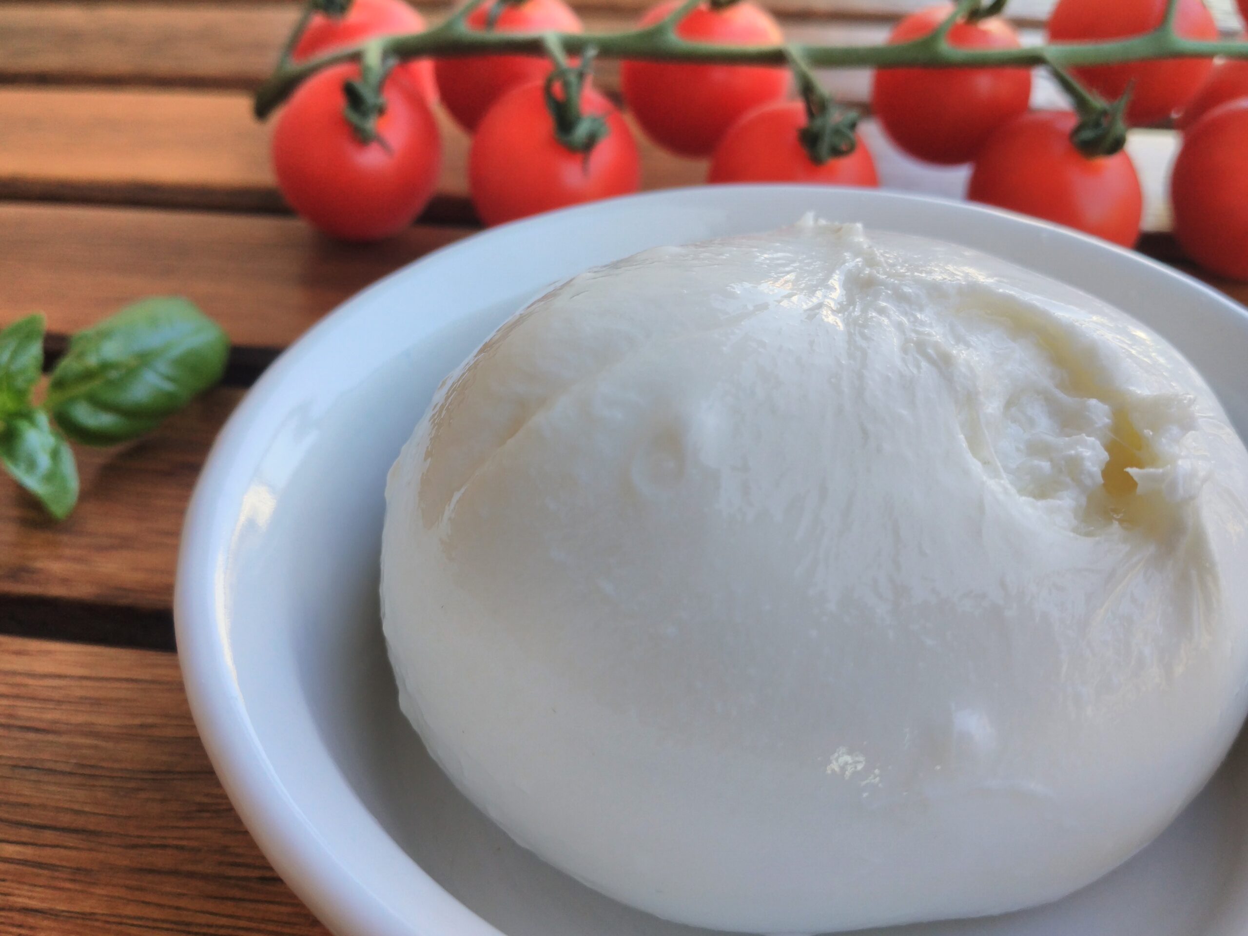 WHAT IS BURRATA? THE FRESH ITALIAN CHEESE THAT MELTS ON THE PLATE